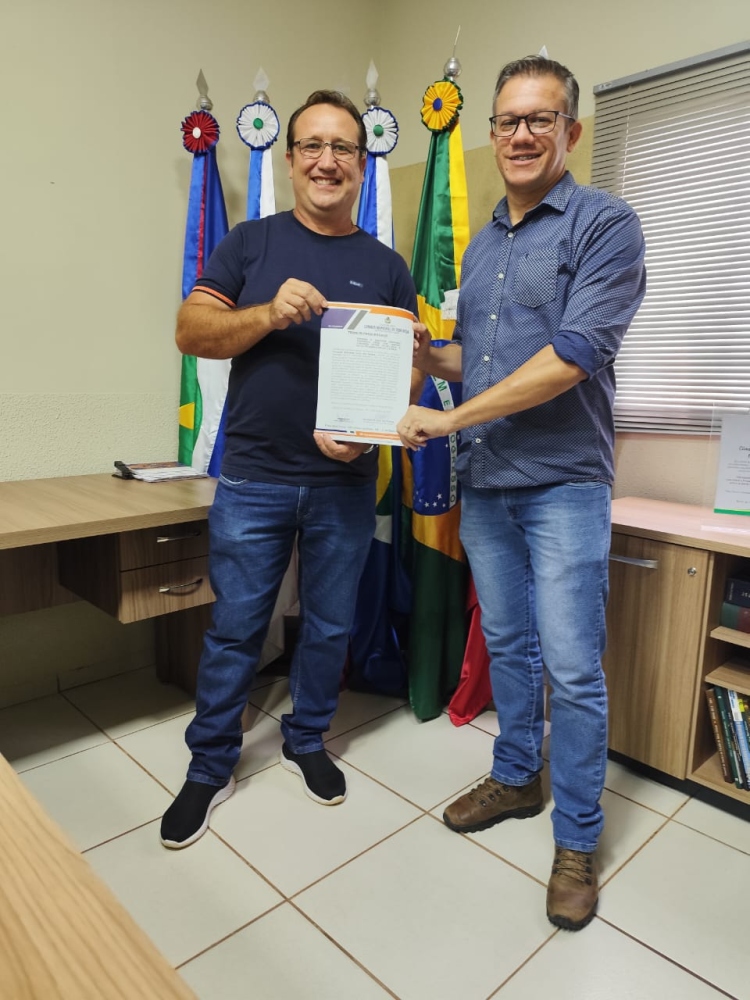 Presidente da Câmara Municipal de Confresa, dá posse ao novo servidor aprovado em concurso público.