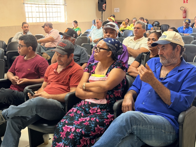 Produtores e feirantes participam de reuni&atilde;o sobre o SIM
