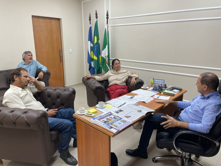 &quot;Vereadores de Confresa reforçam parcerias&quot; no gabinete do deputado Chico Guarnieri.&quot;  