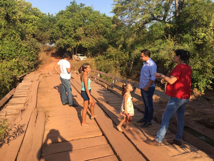 Uasley, Polaco e Janete vistoriam ponte do cabo de aço na zona rural