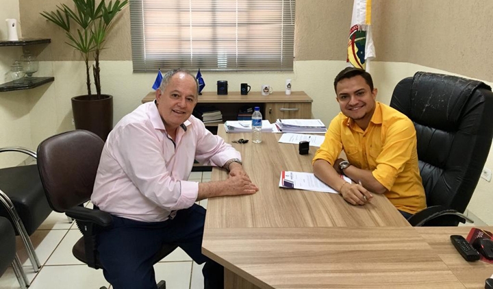 Padre Anemésio visita gabinete do presidente da Câmara