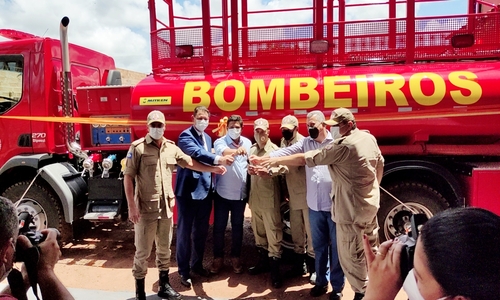 VEREADORES PARTICIPAM DA SOLENIDADE DE ENTREGA DO CAMINHÃO TANQUE AO CORPO DE BOMBEIROS DE CONFRESA