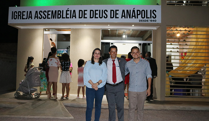 Uasley e Janete participam de inauguração de igreja