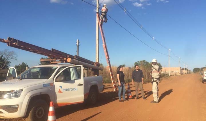 Vereadores fazem vistoria em instalações de postes de energia